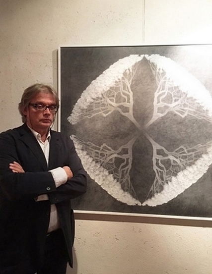 Massimo Turlinelli con una delle sue opere in monocromia