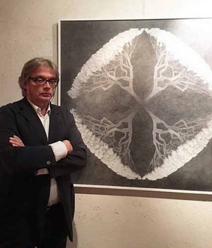 Massimo Turlinelli con una delle sue opere in monocromia